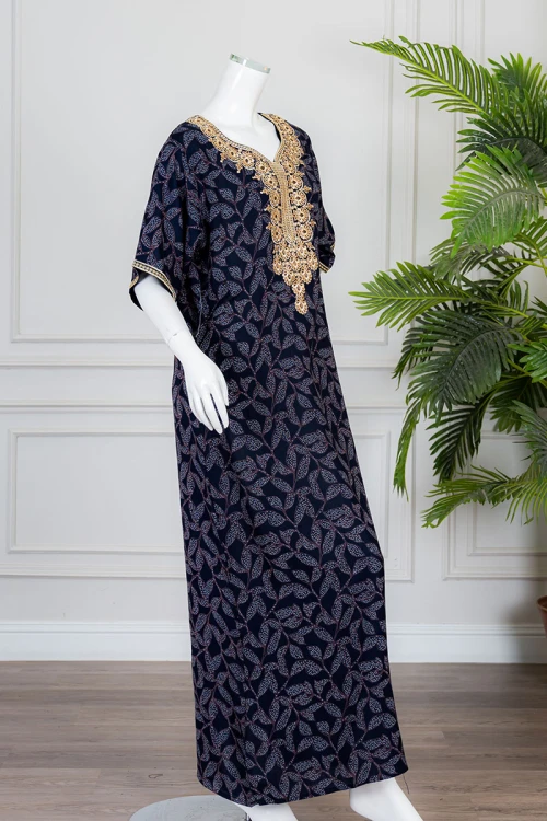 جلابية نسائية طويلة لون كحلي مشجر ياقة بكلفة مطرزة من الأمام و بأكمام قصيرة