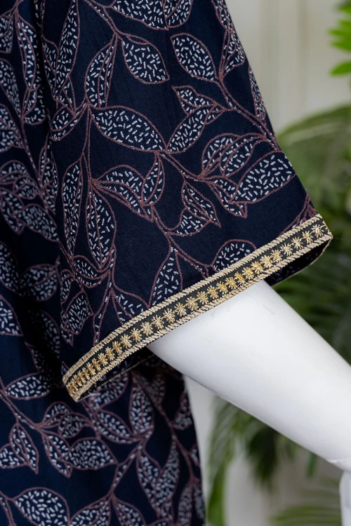 جلابية نسائية طويلة لون كحلي مشجر ياقة بكلفة مطرزة من الأمام و بأكمام قصيرة