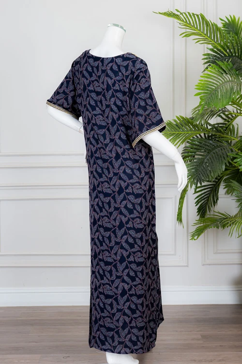 جلابية نسائية طويلة لون كحلي مشجر ياقة بكلفة مطرزة من الأمام و بأكمام قصيرة