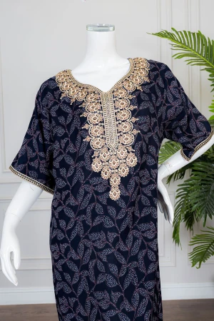 جلابية نسائية طويلة لون كحلي مشجر ياقة بكلفة مطرزة من الأمام و بأكمام قصيرة