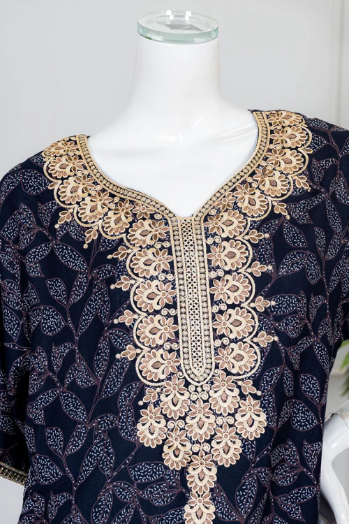 جلابية نسائية طويلة لون كحلي مشجر ياقة بكلفة مطرزة من الأمام و بأكمام قصيرة