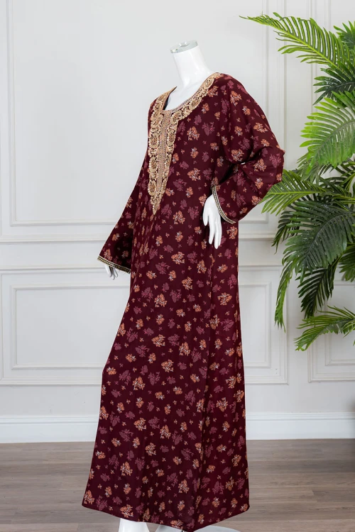 جلابية نسائية طويلة لون عودي مشجر ياقة دائرية بكلفة مطرزة من الأمام و بأكمام طويلة