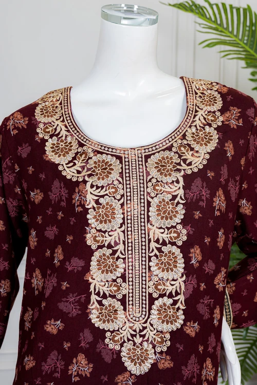 جلابية نسائية طويلة لون عودي مشجر ياقة دائرية بكلفة مطرزة من الأمام و بأكمام طويلة