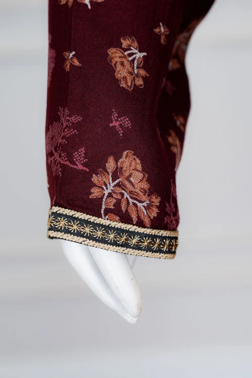 جلابية نسائية طويلة لون عودي مشجر ياقة دائرية بكلفة مطرزة من الأمام و بأكمام طويلة