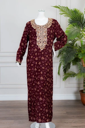 جلابية نسائية طويلة لون عودي مشجر ياقة دائرية بكلفة مطرزة من الأمام و بأكمام طويلة 