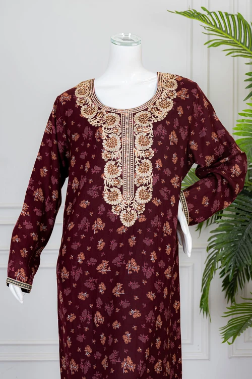 جلابية نسائية طويلة لون عودي مشجر ياقة دائرية بكلفة مطرزة من الأمام و بأكمام طويلة
