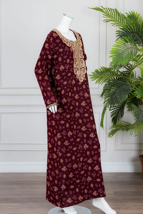 جلابية نسائية طويلة لون عودي مشجر ياقة دائرية بكلفة مطرزة من الأمام و بأكمام طويلة