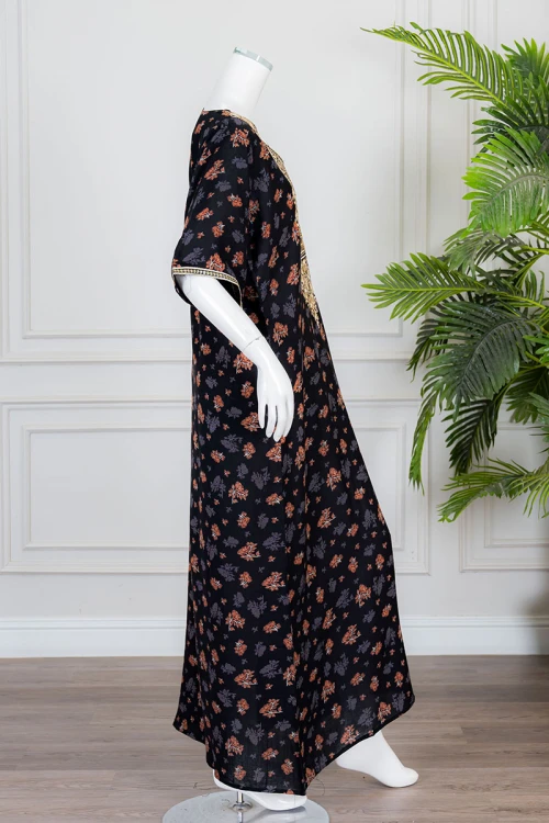 جلابية نسائية طويلة لون أسود مشجر ياقة بكلفة مطرزة من الأمام و بأكمام قصيرة