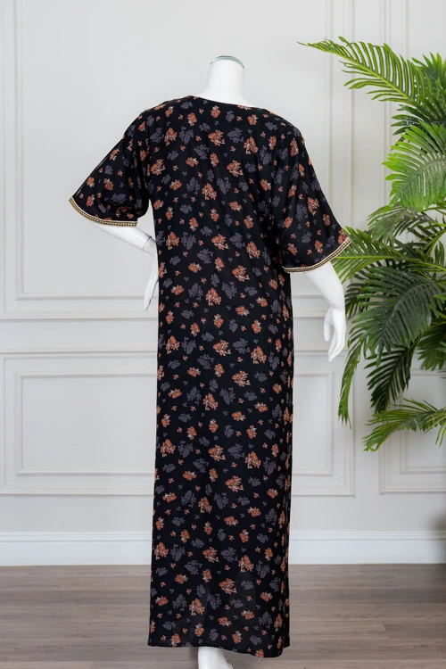 جلابية نسائية طويلة لون أسود مشجر ياقة بكلفة مطرزة من الأمام و بأكمام قصيرة