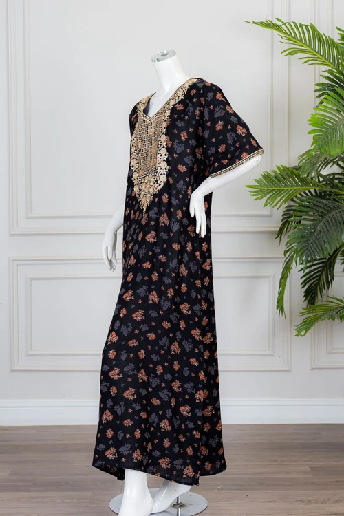 جلابية نسائية طويلة لون أسود مشجر ياقة بكلفة مطرزة من الأمام و بأكمام قصيرة