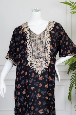 جلابية نسائية طويلة لون أسود مشجر ياقة بكلفة مطرزة من الأمام و بأكمام قصيرة