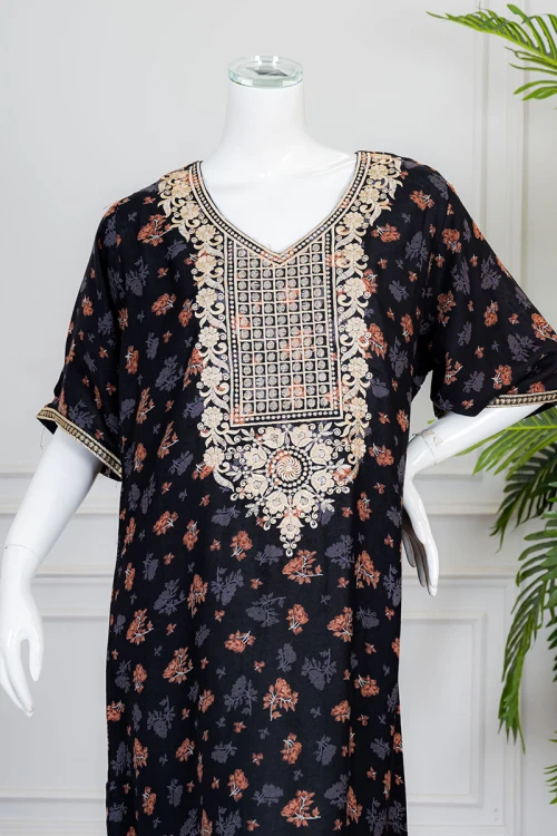 جلابية نسائية طويلة لون أسود مشجر ياقة بكلفة مطرزة من الأمام و بأكمام قصيرة