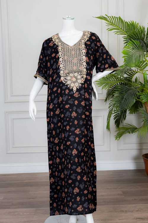 جلابية نسائية طويلة لون أسود مشجر ياقة بكلفة مطرزة من الأمام و بأكمام قصيرة