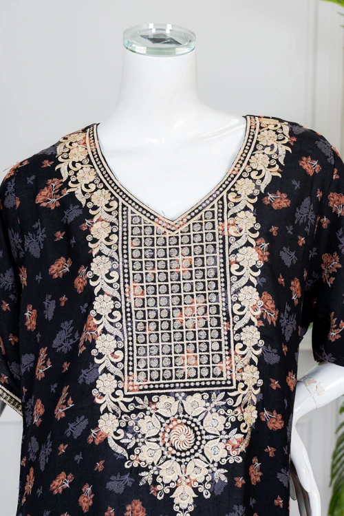 جلابية نسائية طويلة لون أسود مشجر ياقة بكلفة مطرزة من الأمام و بأكمام قصيرة