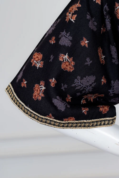 جلابية نسائية طويلة لون أسود مشجر ياقة بكلفة مطرزة من الأمام و بأكمام قصيرة