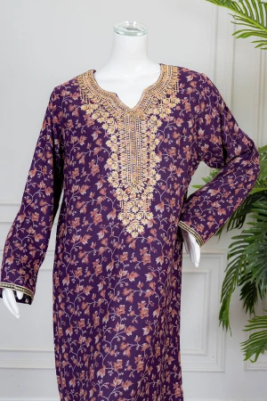 جلابية نسائية طويلة لون موف مشجر ياقة بكلفة مطرزة من الأمام و بأكمام طويلة 