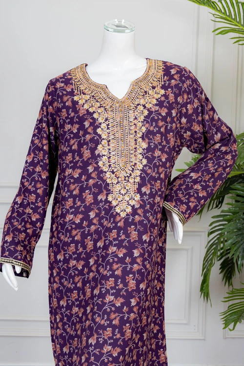 جلابية نسائية طويلة لون موف مشجر ياقة بكلفة مطرزة من الأمام و بأكمام طويلة