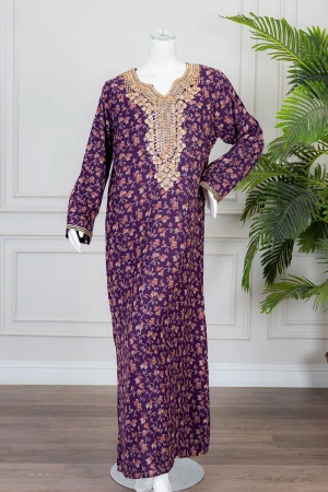 جلابية نسائية طويلة لون موف مشجر ياقة بكلفة مطرزة من الأمام و بأكمام طويلة 