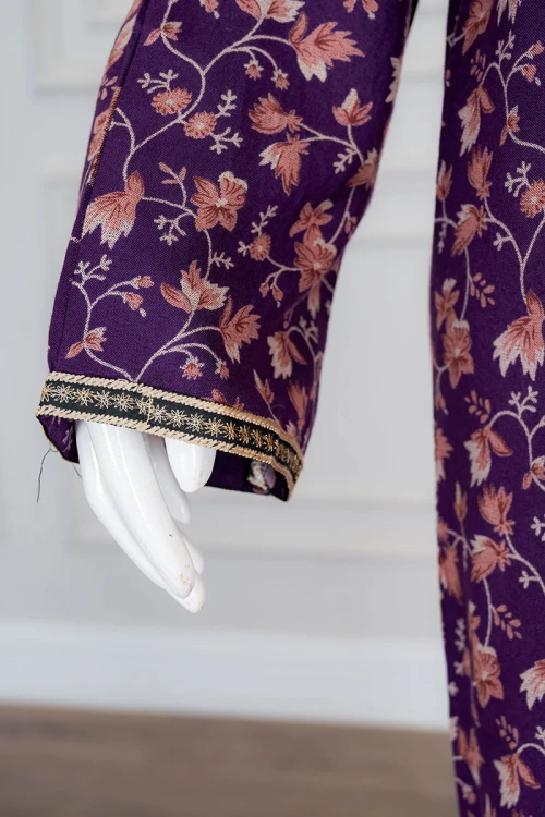 جلابية نسائية طويلة لون موف مشجر ياقة بكلفة مطرزة من الأمام و بأكمام طويلة