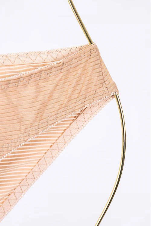 طقم صدرية قطعتين نسائي لون بيج بأحزمة قابلة للتعديل من الخلف