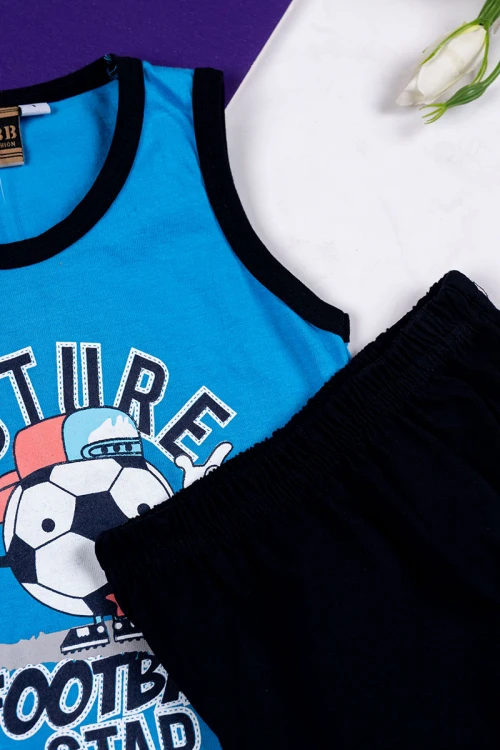 طقم ولادي قطعتين بلوزة باللون السماوي مزينة بكتابات و رسومات من الأمام بدون أكمام مع شورت لون أسود