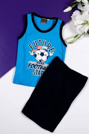 طقم ولادي قطعتين بلوزة باللون السماوي مزينة بكتابات و رسومات من الأمام بدون أكمام مع شورت لون أسود 