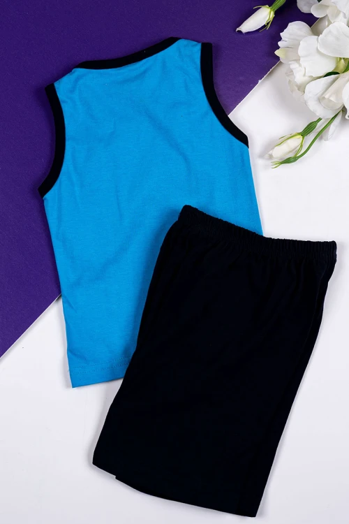 طقم ولادي قطعتين بلوزة باللون السماوي مزينة بكتابات و رسومات من الأمام بدون أكمام مع شورت لون أسود