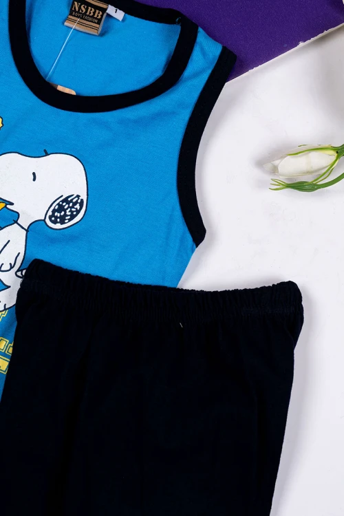 طقم ولادي قطعتين بلوزة باللون السماوي مزينة بكتابات و رسومات من الأمام بدون أكمام مع شورت لون أسود