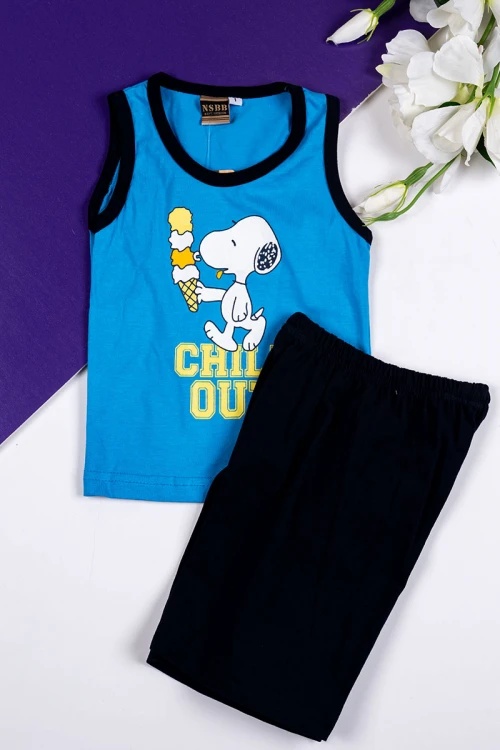 طقم ولادي قطعتين بلوزة باللون السماوي مزينة بكتابات و رسومات من الأمام بدون أكمام مع شورت لون أسود