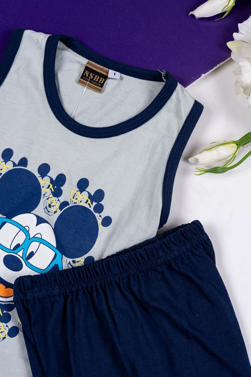 طقم ولادي قطعتين بلوزة باللون الرمادي مزينة برسومات من الأمام بدون أكمام مع شورت لون كحلي