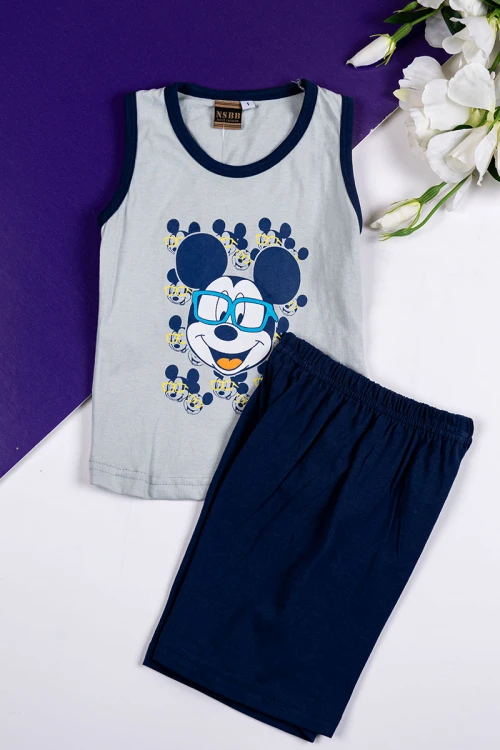 طقم ولادي قطعتين بلوزة باللون الرمادي مزينة برسومات من الأمام بدون أكمام مع شورت لون كحلي