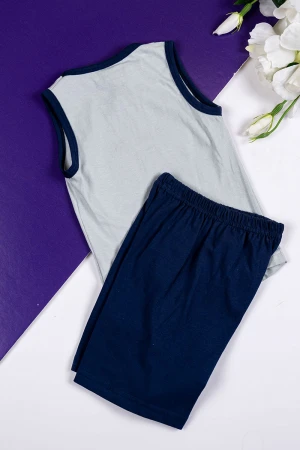 طقم ولادي قطعتين بلوزة باللون الرمادي مزينة برسومات من الأمام بدون أكمام مع شورت لون كحلي