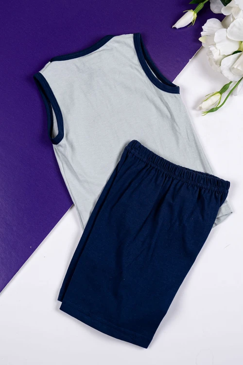 طقم ولادي قطعتين بلوزة باللون الرمادي مزينة برسومات من الأمام بدون أكمام مع شورت لون كحلي