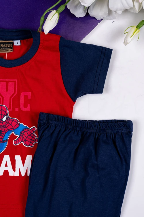 طقم ولادي قطعتين تيشيرت باللون الأحمر مزين بكتابات و رسومات من الأمام مع شورت لون كحلي