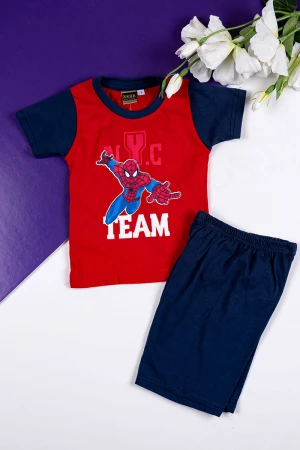 طقم ولادي قطعتين تيشيرت باللون الأحمر مزين بكتابات و رسومات من الأمام مع شورت لون كحلي 