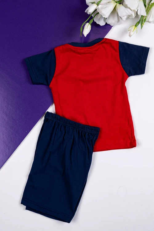 طقم ولادي قطعتين تيشيرت باللون الأحمر مزين بكتابات و رسومات من الأمام مع شورت لون كحلي