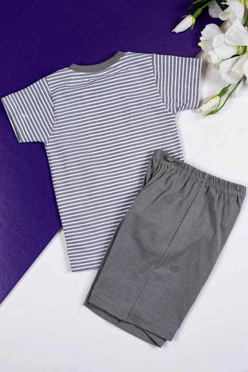 طقم-ولادي-قطعتين-تيشيرت-مقلم-باللون-الأبيض-و-الرصاصي-مزين-بكتابات-