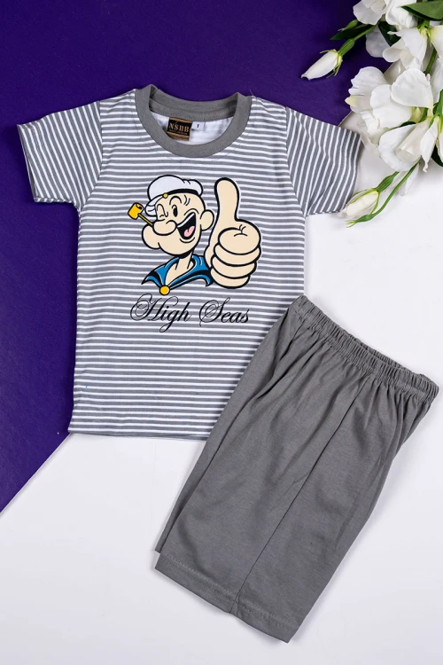 طقم-ولادي-قطعتين-تيشيرت-مقلم-باللون-الأبيض-و-الرصاصي-مزين-بكتابات-