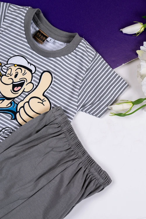 طقم-ولادي-قطعتين-تيشيرت-مقلم-باللون-الأبيض-و-الرصاصي-مزين-بكتابات-