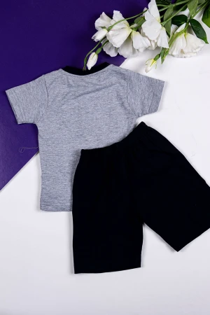 طقم ولادي قطعتين تيشيرت باللون الرمادي مزين برسومات من الأمام مع شورت لون أسود