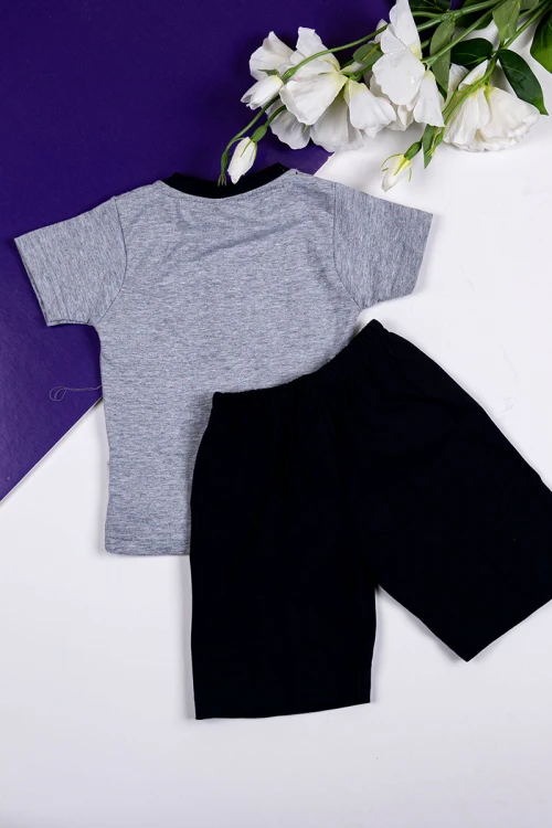 طقم ولادي قطعتين تيشيرت باللون الرمادي مزين برسومات من الأمام مع شورت لون أسود