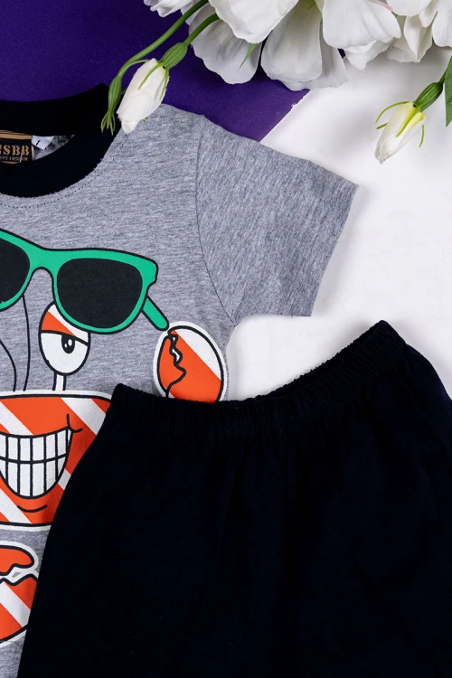 طقم ولادي قطعتين تيشيرت باللون الرمادي مزين برسومات من الأمام مع شورت لون أسود