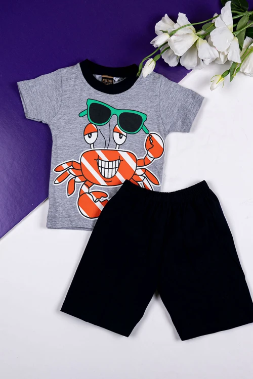 طقم ولادي قطعتين تيشيرت باللون الرمادي مزين برسومات من الأمام مع شورت لون أسود