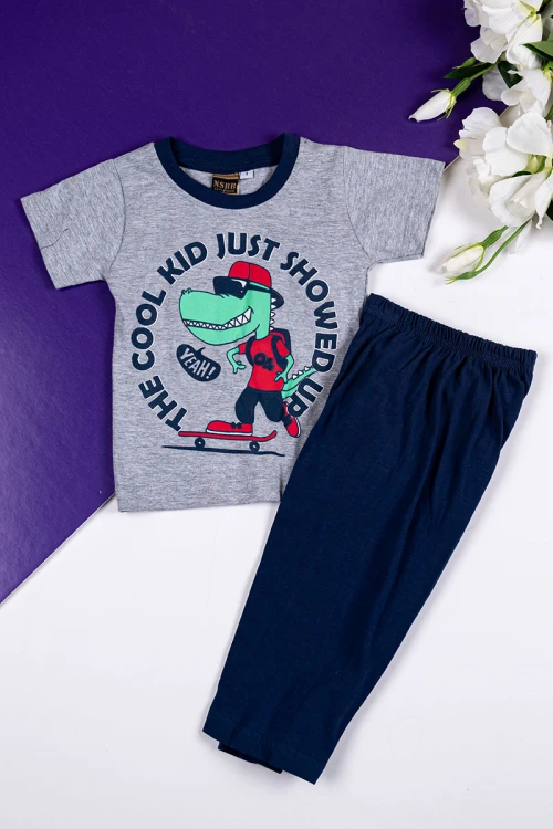 طقم ولادي قطعتين تيشيرت باللون الرمادي مزين بكتابات و رسومات من الأمام مع بنطلون طويل لون كحلي