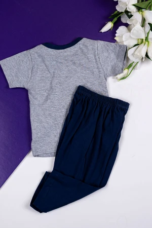 طقم ولادي قطعتين تيشيرت باللون الرمادي مزين بكتابات و رسومات من الأمام مع بنطلون طويل لون كحلي 