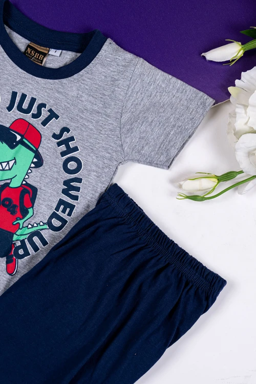 طقم ولادي قطعتين تيشيرت باللون الرمادي مزين بكتابات و رسومات من الأمام مع بنطلون طويل لون كحلي