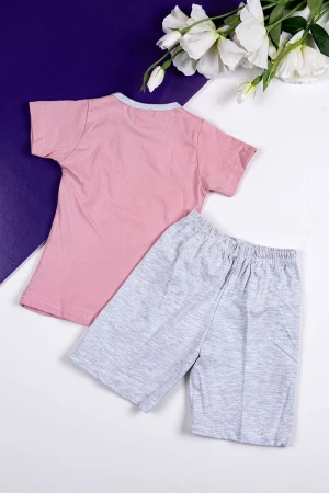 طقم بناتي قطعتين تيشيرت باللون الوردي مزين بكتابات و رسومات من الأمام مع شورت لون رمادي فاتح 