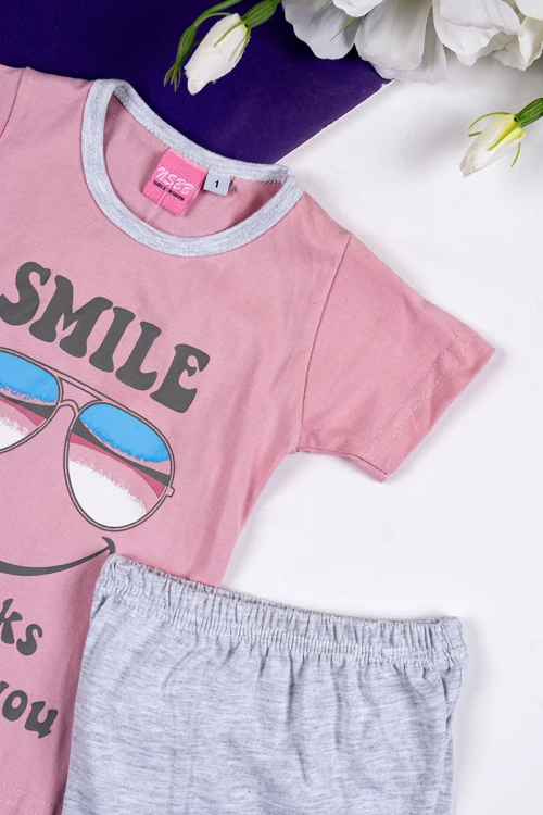طقم بناتي قطعتين تيشيرت باللون الوردي مزين بكتابات و رسومات من الأمام مع شورت لون رمادي فاتح