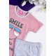 طقم بناتي قطعتين تيشيرت باللون الوردي مزين بكتابات و رسومات من الأمام مع شورت لون رمادي فاتح