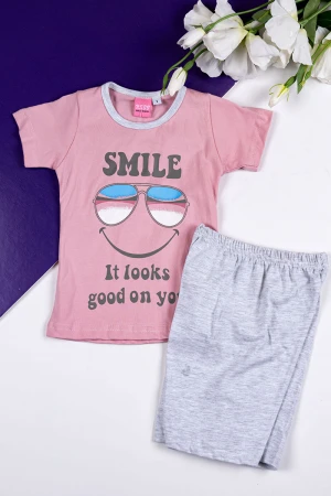 طقم بناتي قطعتين تيشيرت باللون الوردي مزين بكتابات و رسومات من الأمام مع شورت لون رمادي فاتح 